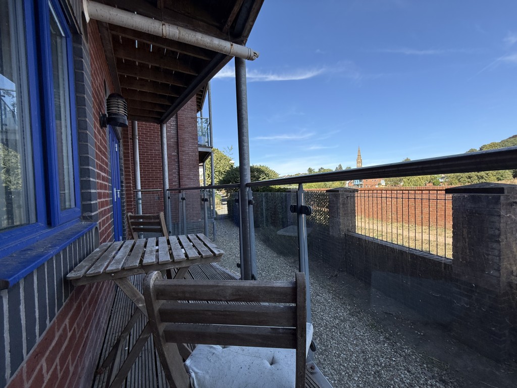 Lot: 187 - GROUND FLOOR APARTMENT IN GATED COMPLEX - Balcony space
